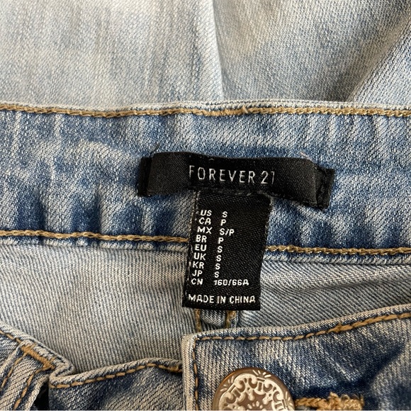 Forever 21 Distressed Cropped Raw Hem Jeans Size Small - Picture 9 of 11
